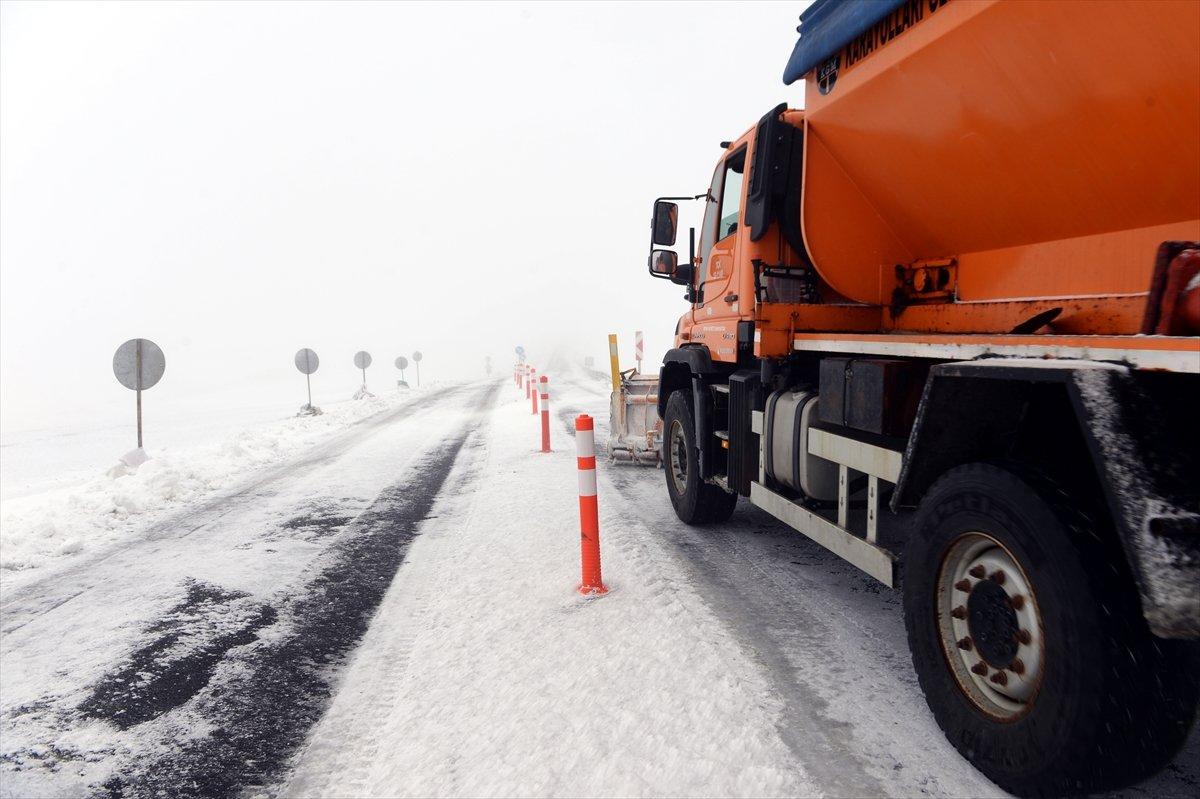 Ardahan'da kar ve tipi etkili oldu