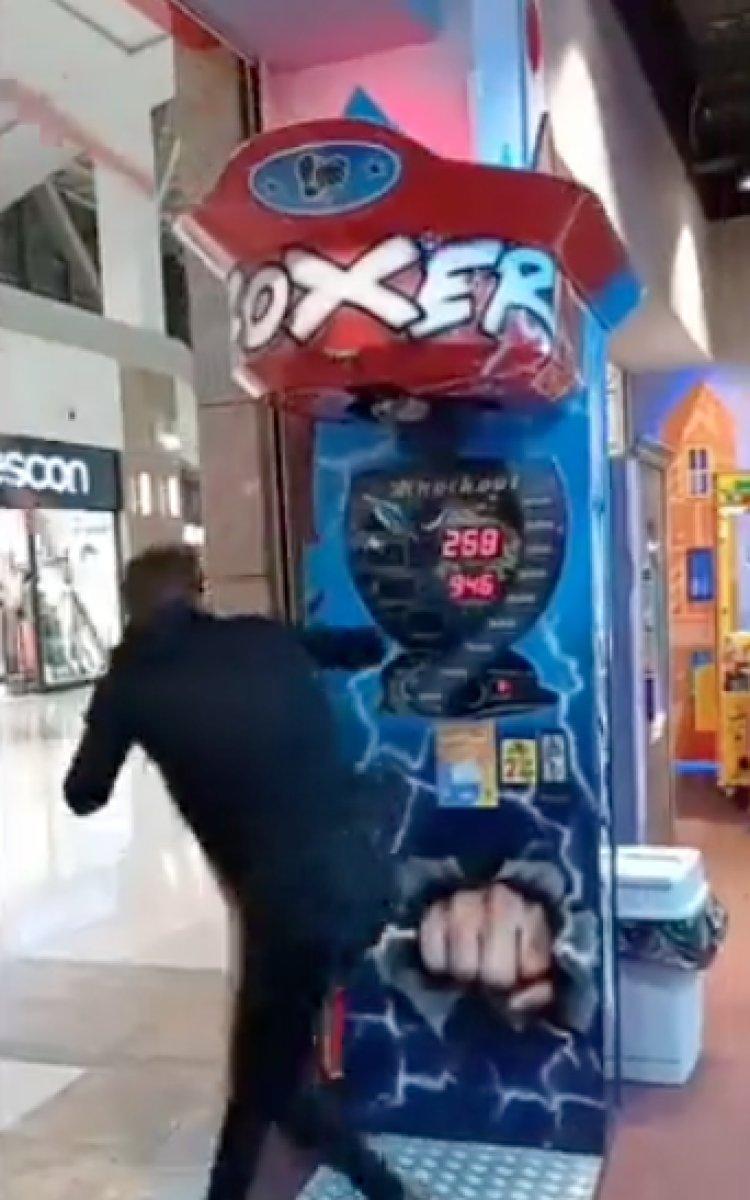 Osmaniye'de, yumruk attığı oyuncağı kıran genç AVM'den kovuldu