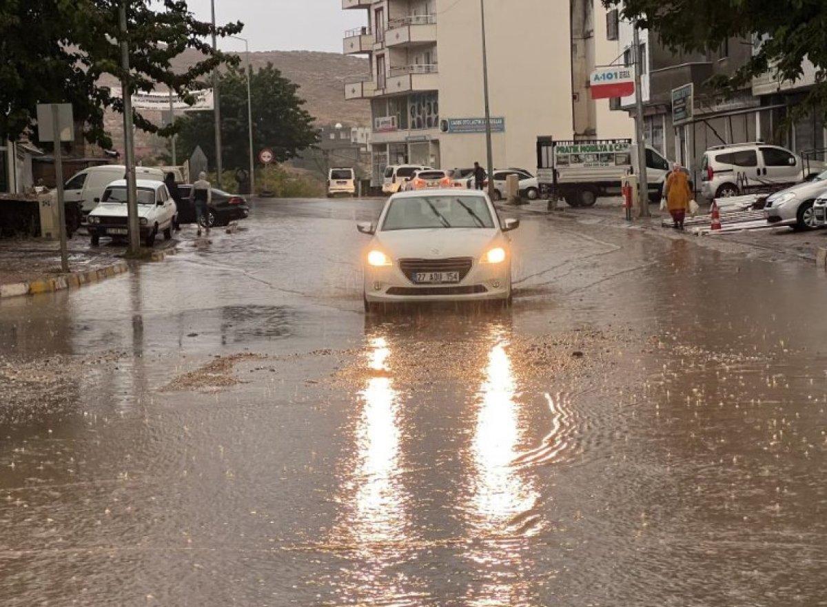 Mardin'de şiddetli yağış: Yollar göle döndü