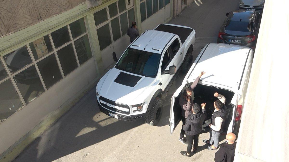 Bursa'da kahvede çay içerken önlerine hırsız düştü