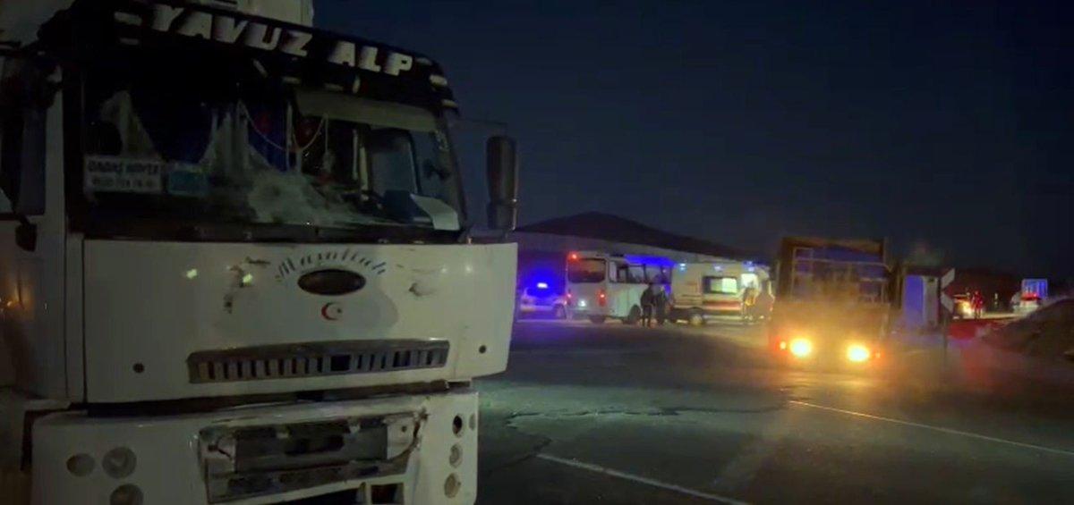 Kars’ta midibüs ile tır çarpıştı: 14 yaralı