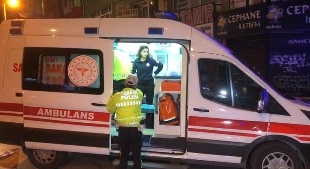 Kadıköy’de bariyerlere çarpan otomobil takla attı: 2 yaralı