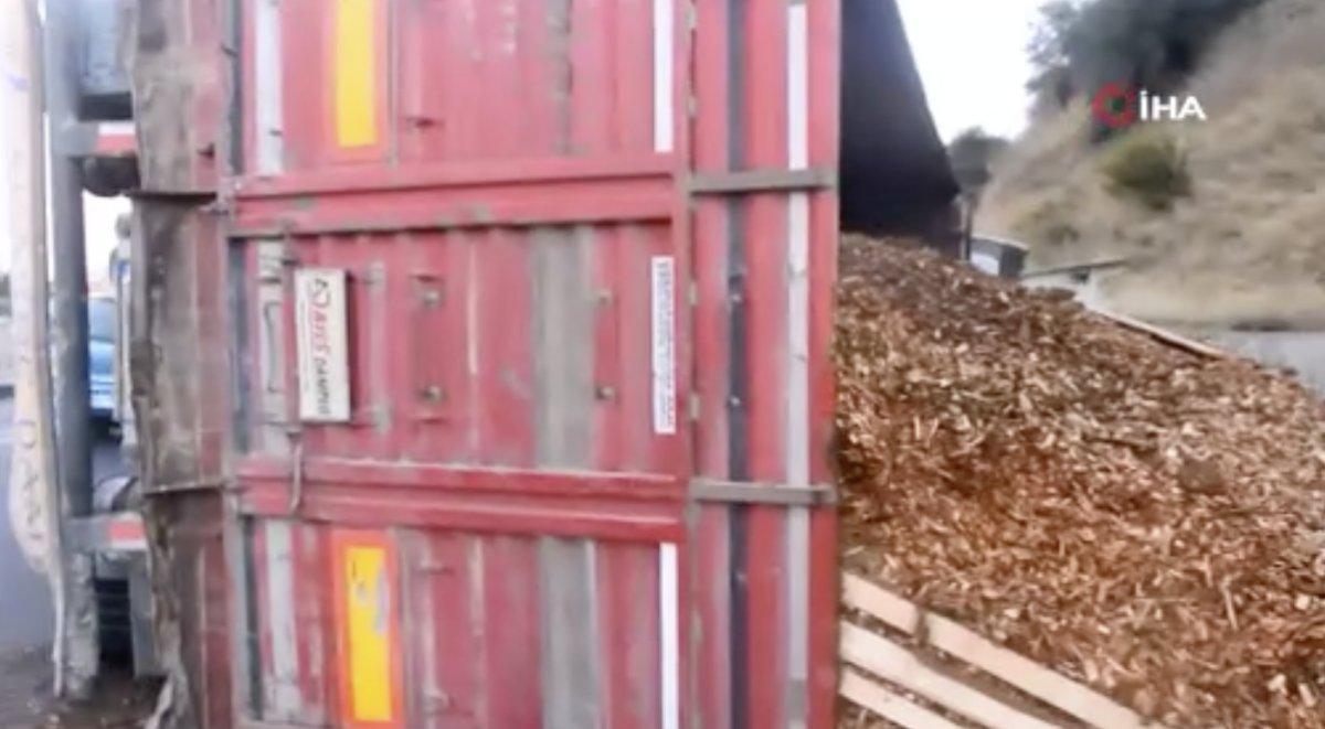 Manisa’da talaş yüklü tır devrildi