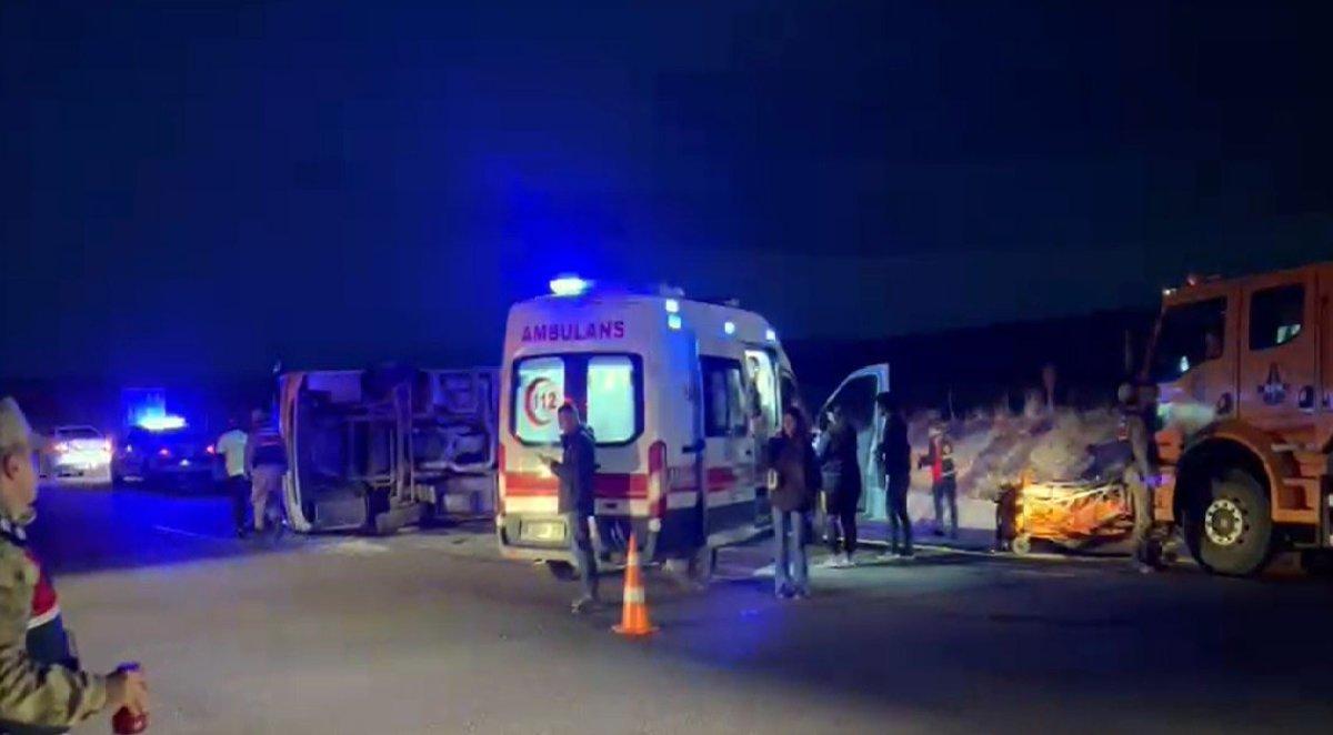 Kars’ta midibüs ile tır çarpıştı: 14 yaralı