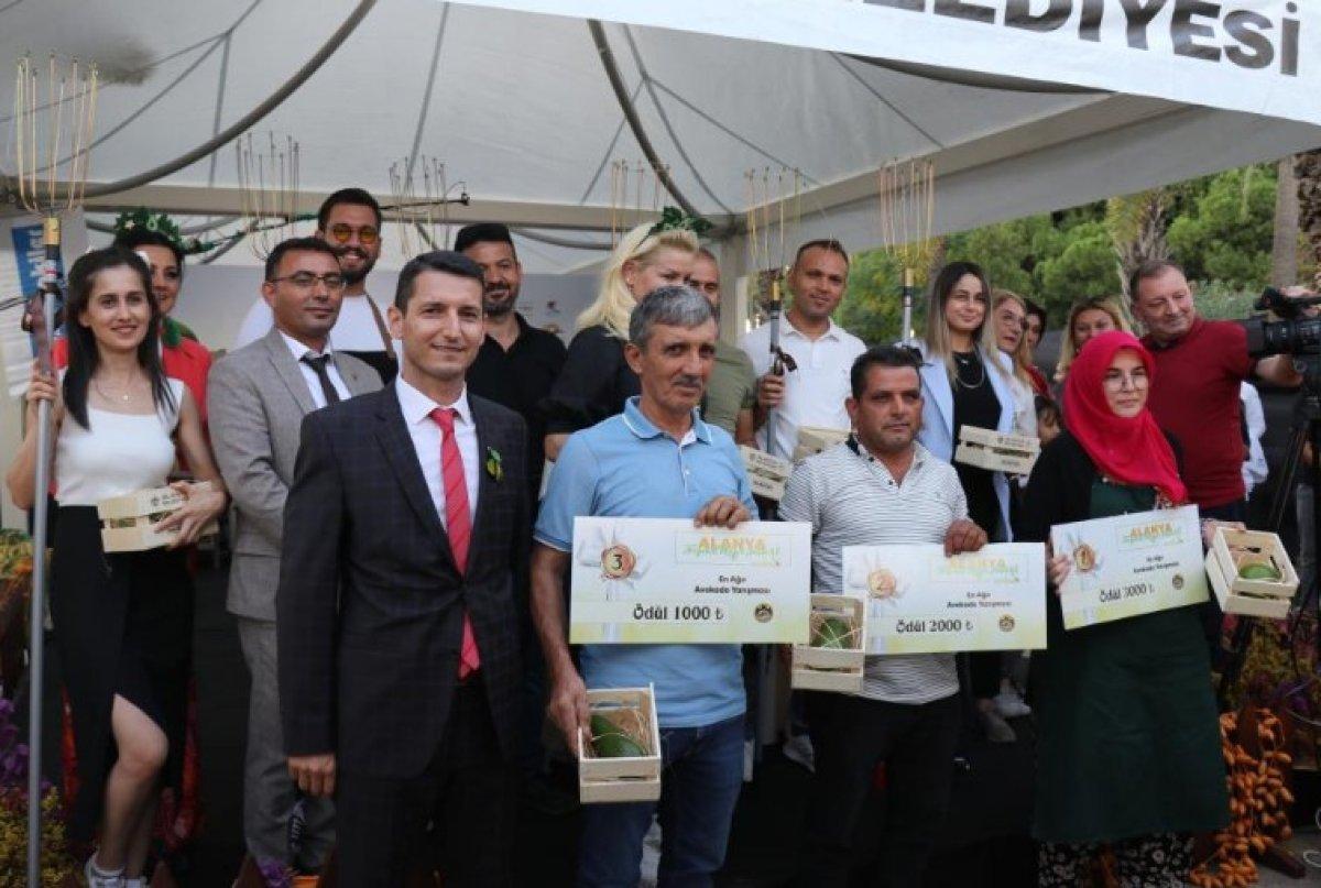 Alanya'nın en ağır avokadosu seçildi