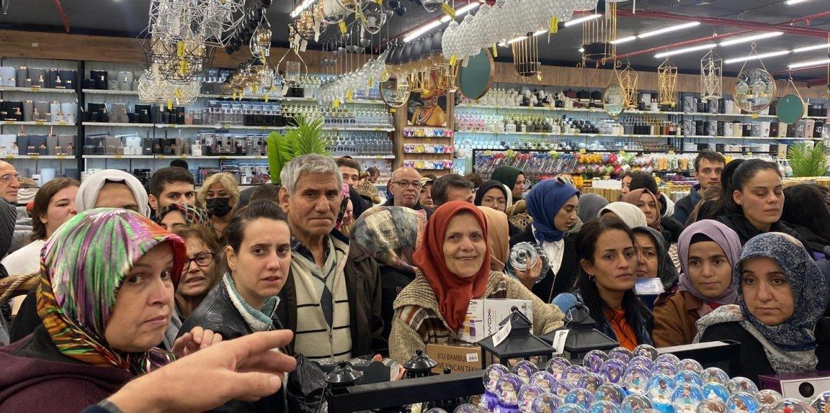 Bursa'da mağaza açılışında indirim için birbirlerini ezdiler