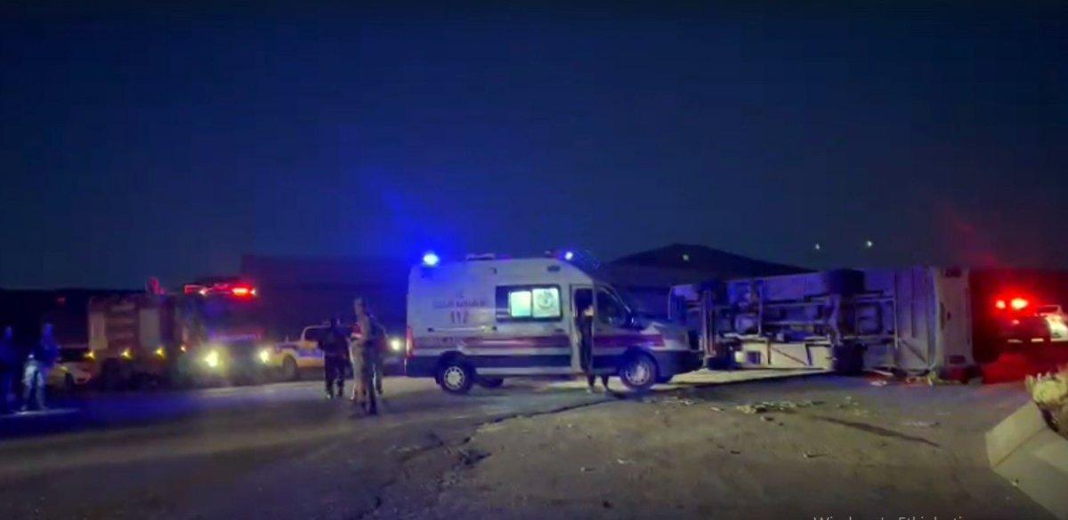 Kars’ta midibüs ile tır çarpıştı: 14 yaralı