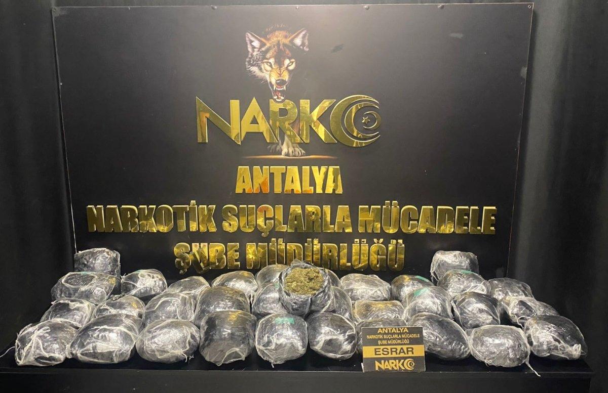 Antalya'da 26 kilo 505 gram uyuşturucu madde ele geçirildi