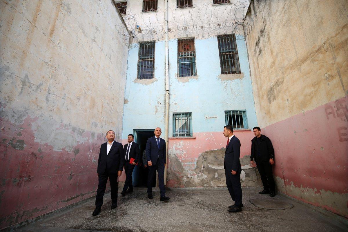 Bekir Bozdağ, Diyarbakır Cezaevi'nin anahtarını Mehmet Nuri Ersoy’a teslim etti