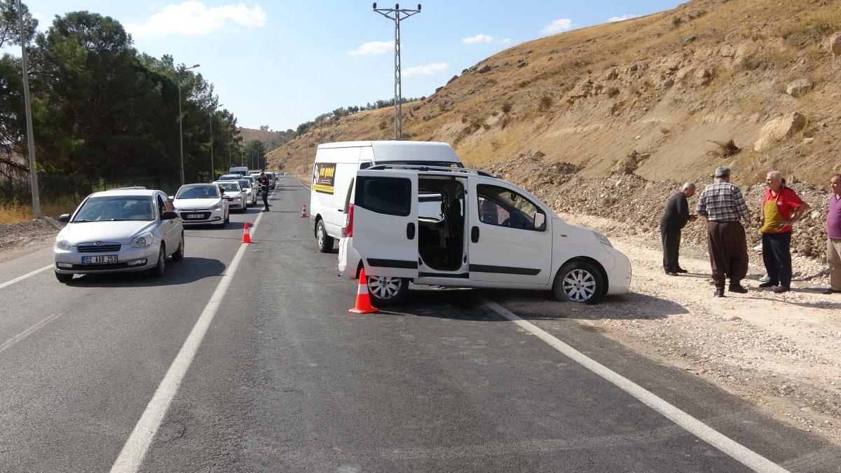 Adıyaman'da minibüs ile hafif ticari araç çarpıştı: 2 yaralı