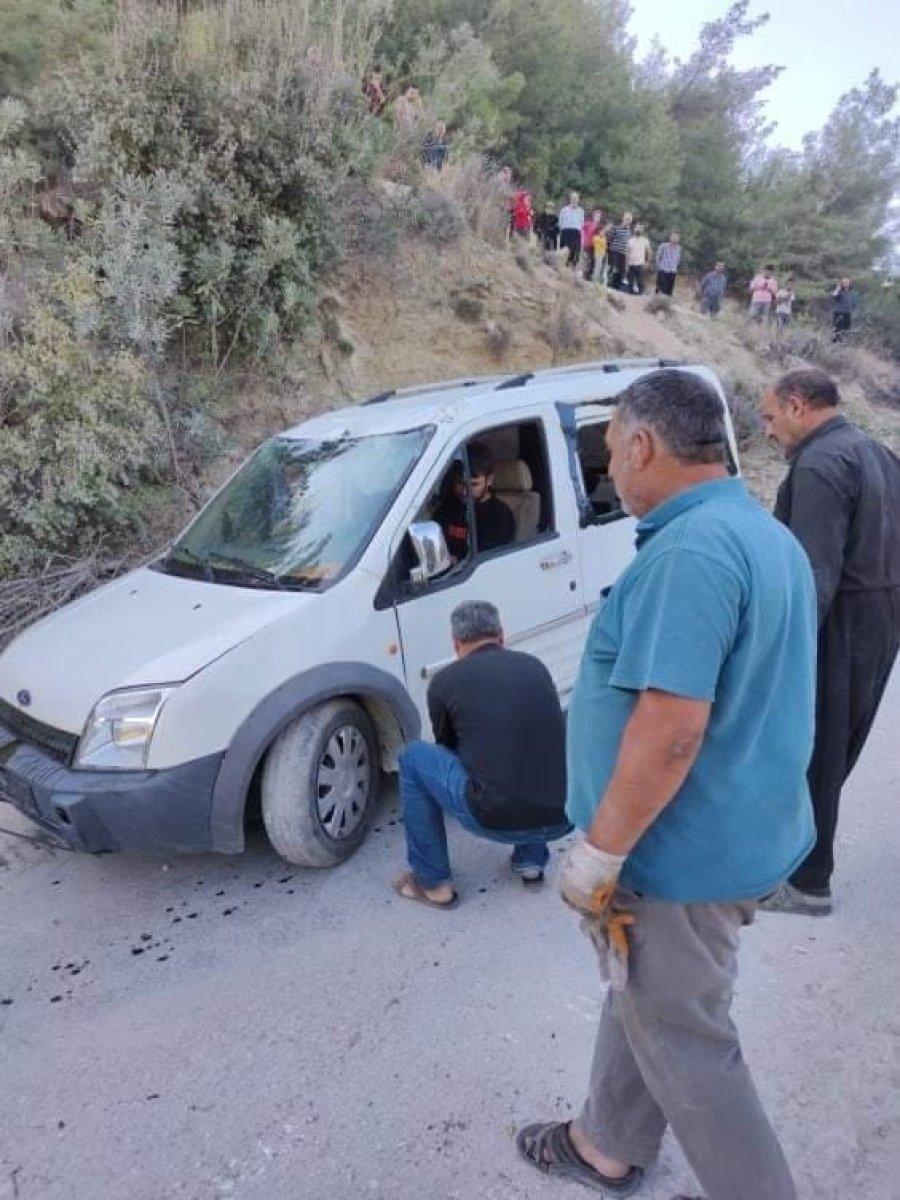 Adana'da uçuruma düşen otomobil halatla çıkarıldı