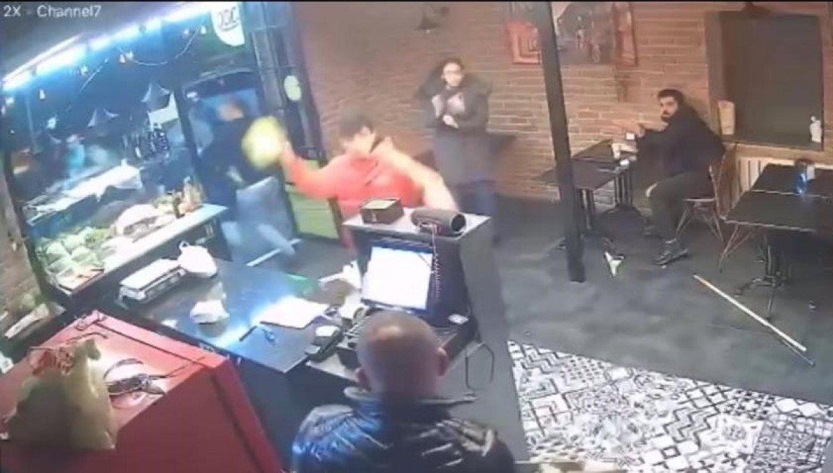 Beyoğlu'nda, haraç çetesi çiğ köfte dükkanına saldırdı