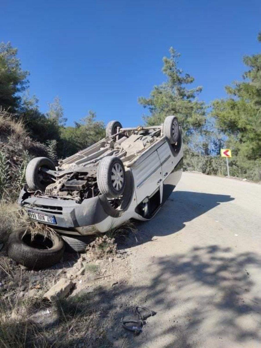 Adana'da uçuruma düşen otomobil halatla çıkarıldı
