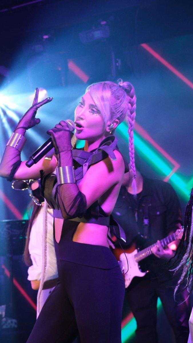 Hande Yener sahnede bayıldı