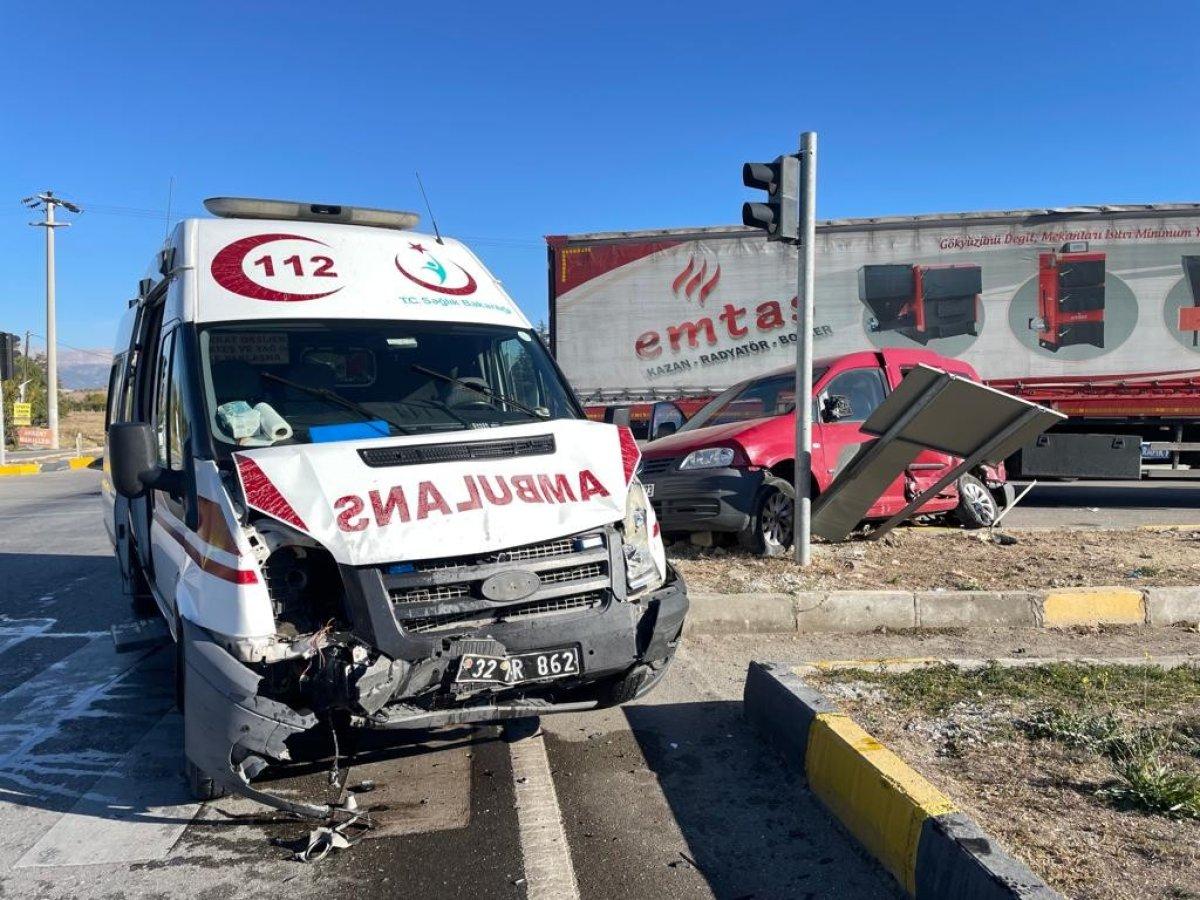 Isparta'da ambulans ve araç çarpıştı