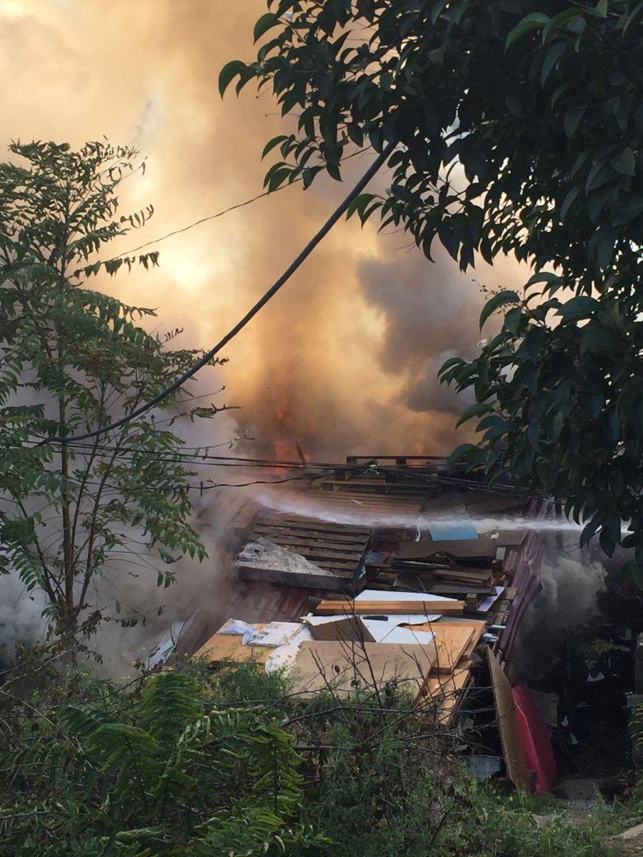 Eyüpsultan'da yangın çıktı, 2 gecekondu kül oldu