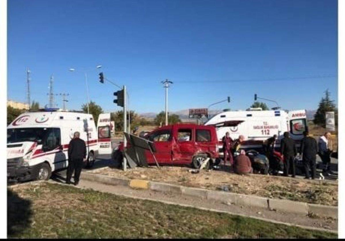Isparta'da ambulans ile araç çarpıştı: 1 ölü