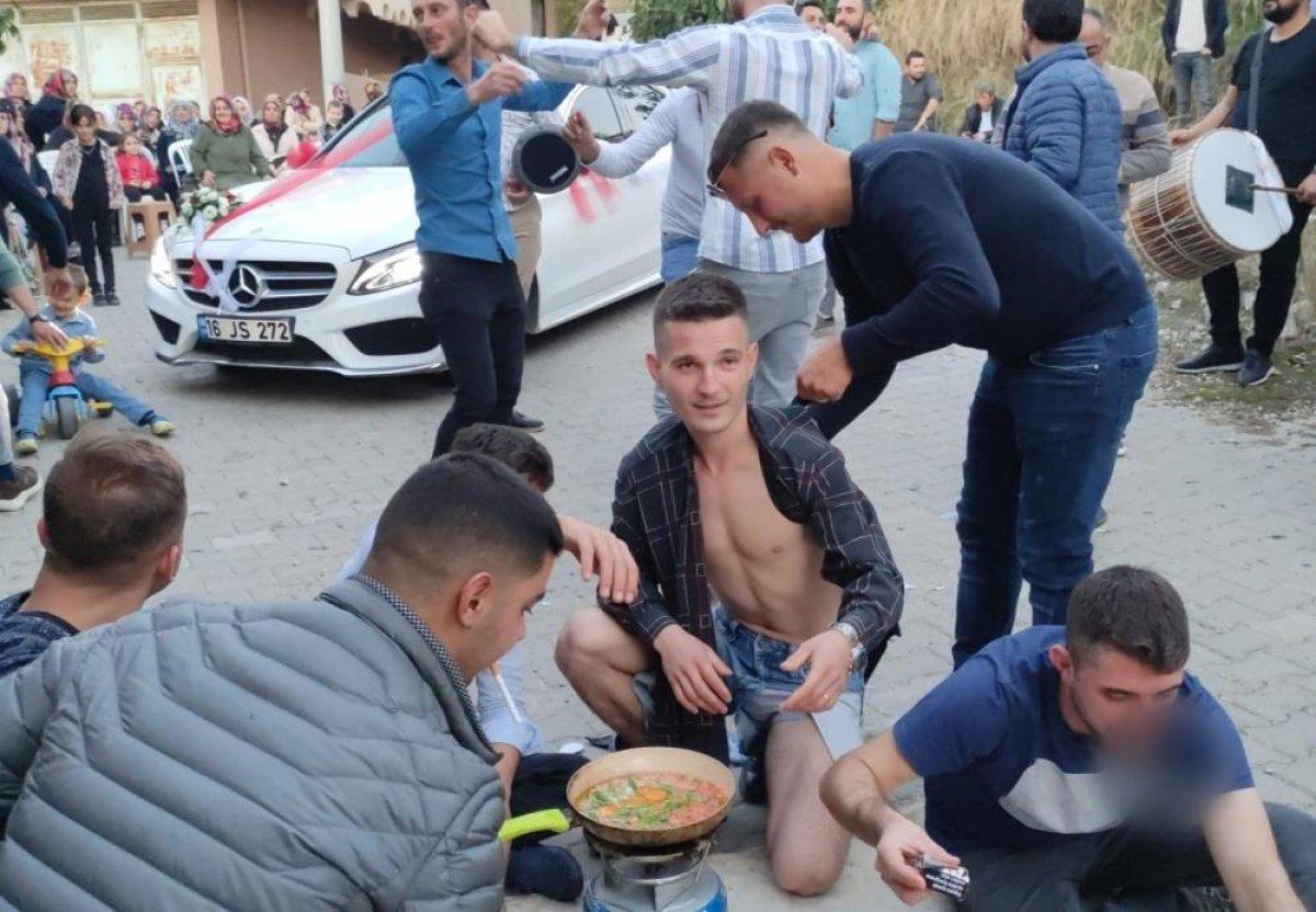 Bursa'da damadın kıyafetlerini yırtıp yemek yaptırdılar