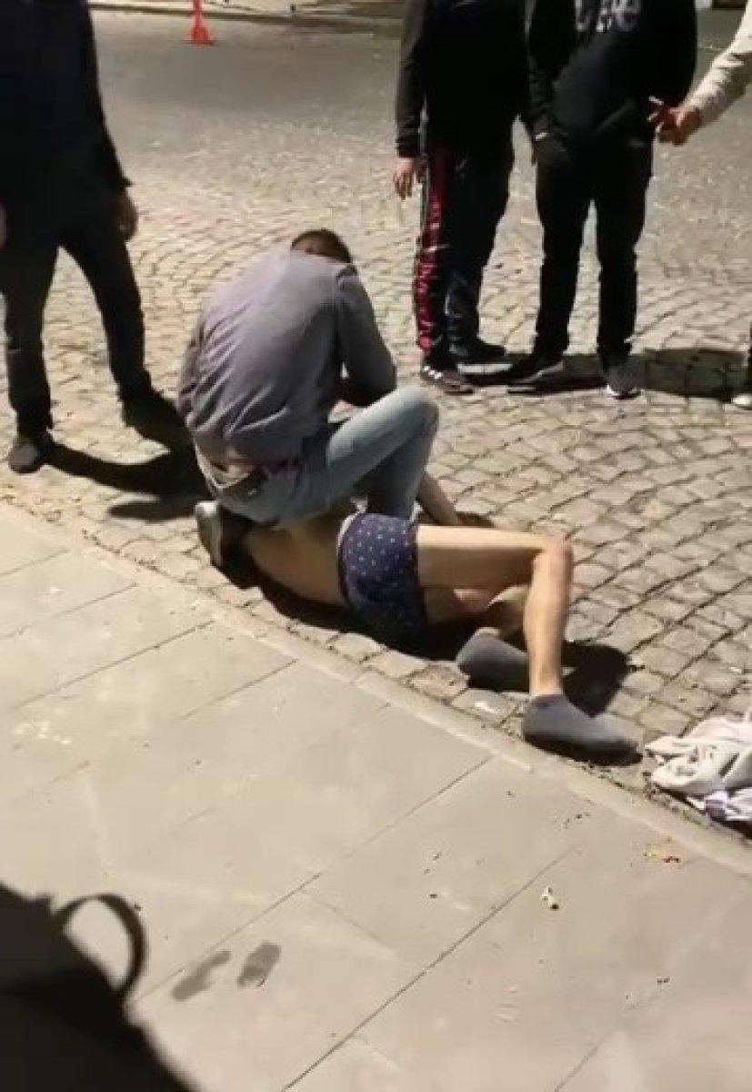 Adana'da bir kişi mesaj attığı kızın erkek kardeşleri tarafından öldüresiye dövüldü