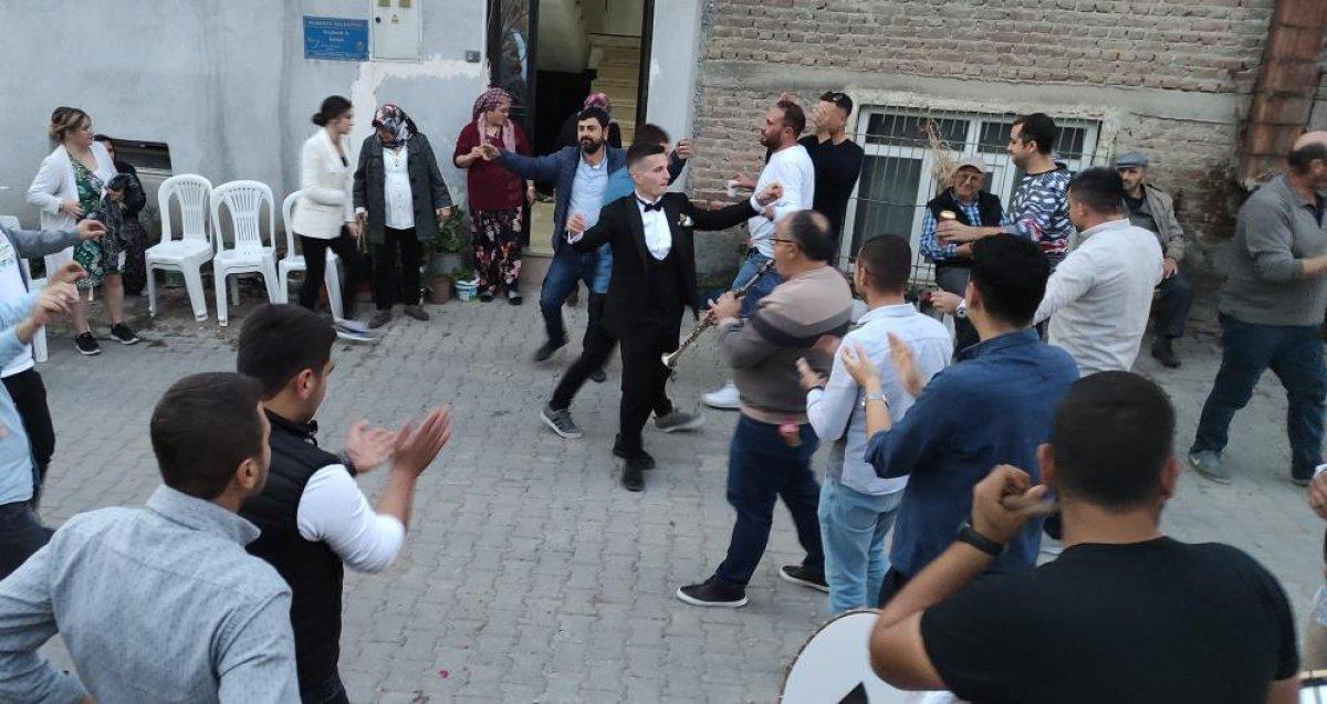 Bursa'da damadın kıyafetlerini yırtıp yemek yaptırdılar