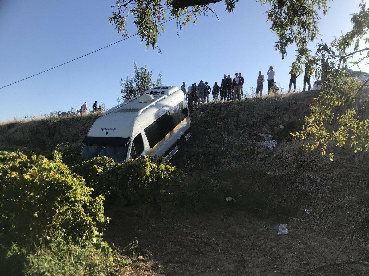 Manisa’da servis minibüsü şarampole düştü: 5'i öğrenci 6 yaralı