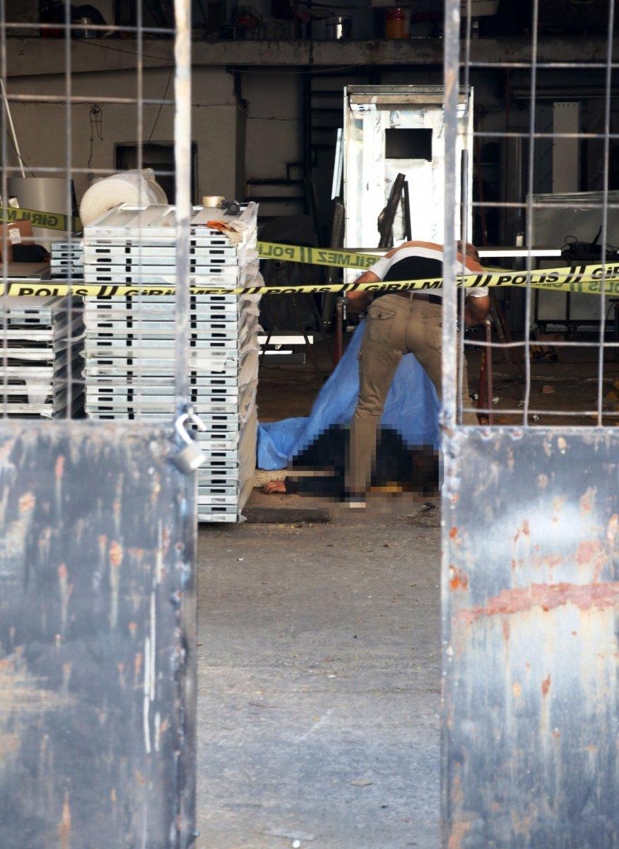 Antalya’da, iş yerine çatıdan girmeye çalışırken düşen şahıs öldü