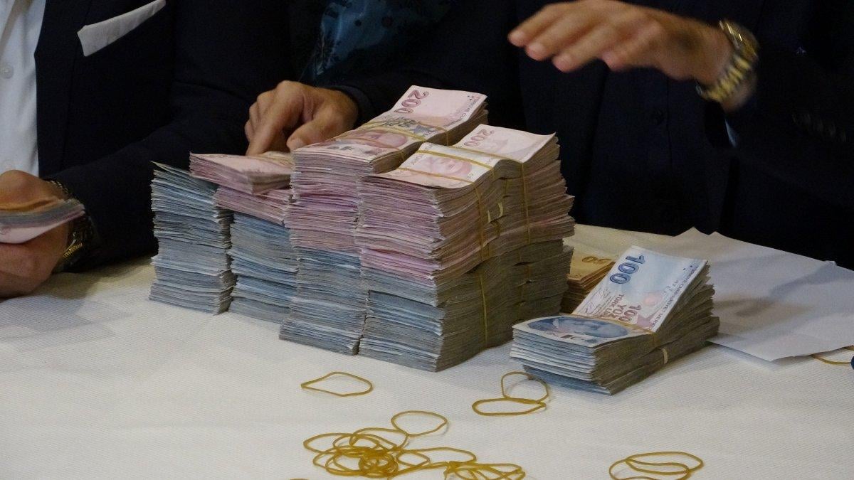 Van'da aşiret düğününde 3 milyon 650 bin TL'lik takı takıldı