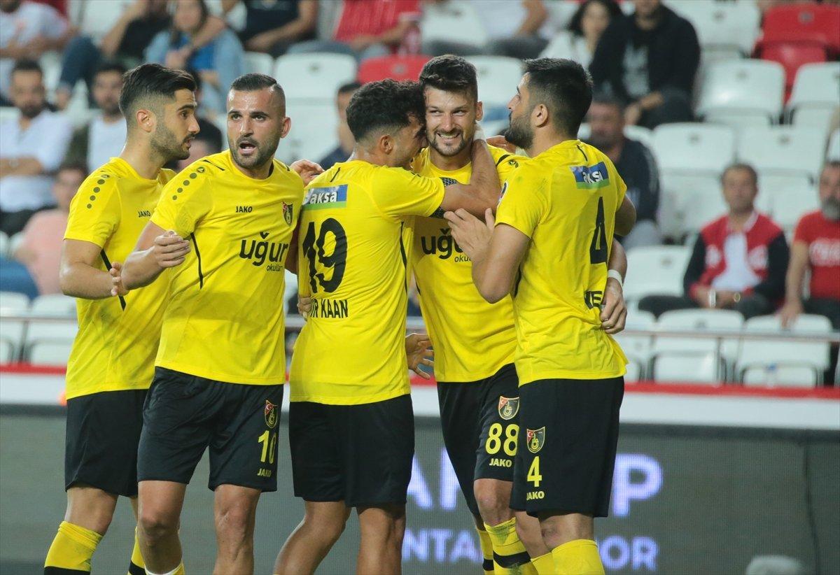 İstanbulspor'da Osman Zeki Korkmaz'la yollar ayrıldı