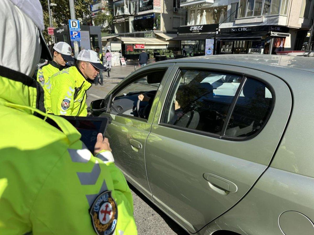Kadıköy'deki trafik denetiminde 60 araç sorgulandı