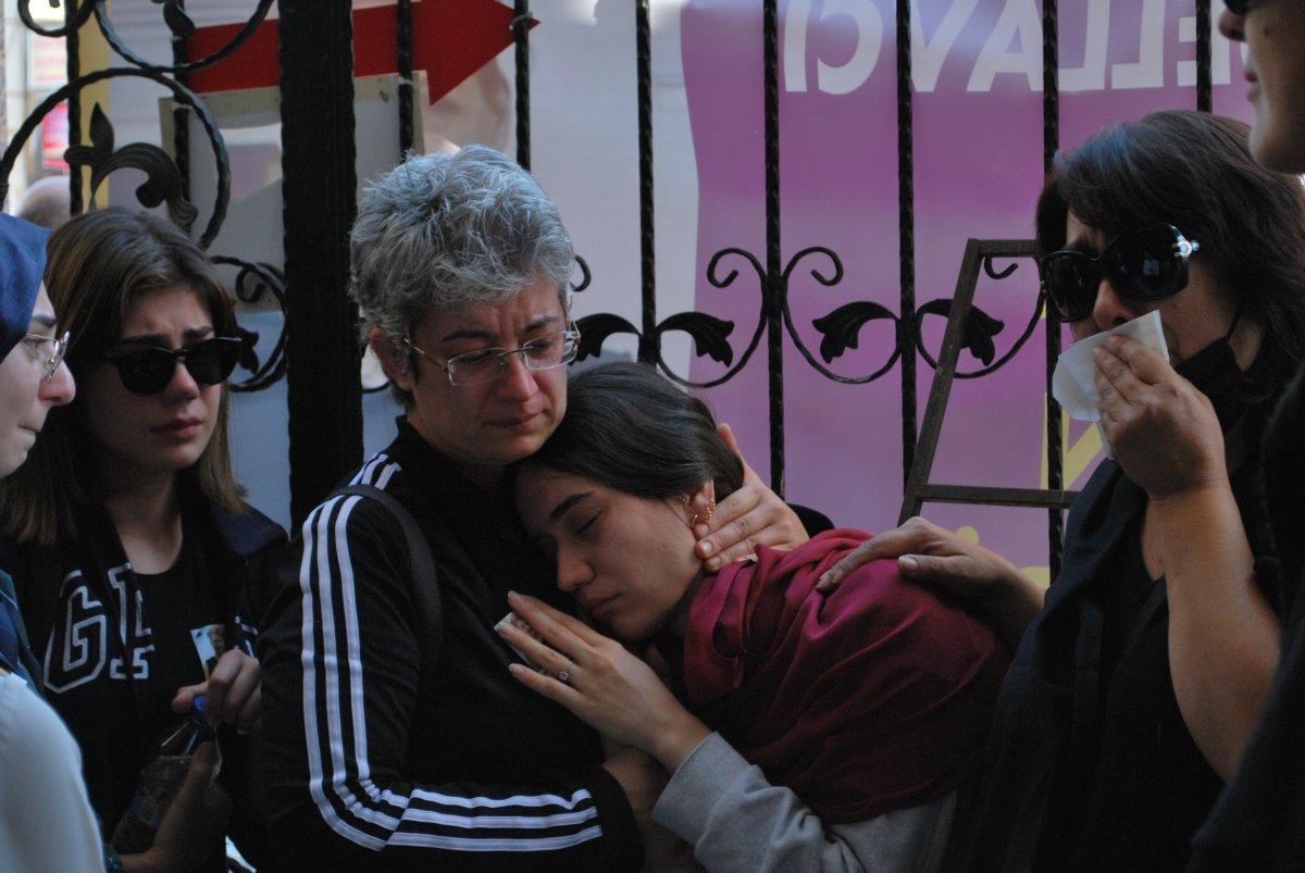 İzmir'de, başından vurulan kadın son yolculuğuna uğurlandı