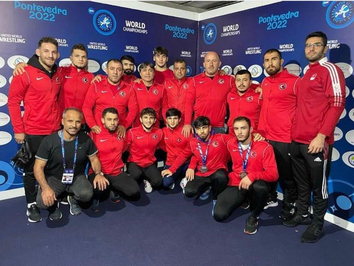 Genç güreşçilerden 23 Yaş Altı Dünya Şampiyonası'nda 3 bronz madalya