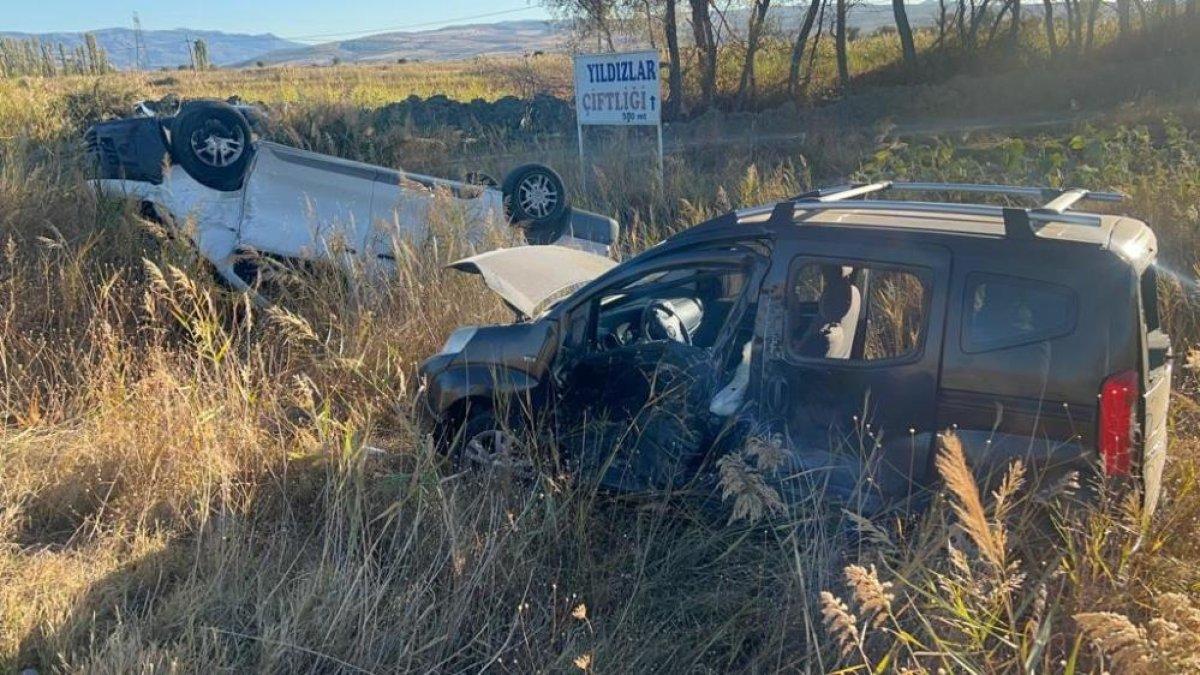 Çorum'da 2 araç tarlaya uçtu, 6 kişi yaralandı