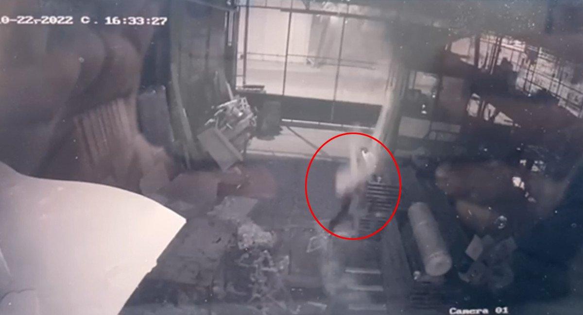 Antalya’da, iş yerine çatıdan girmeye çalışırken düşen şahıs öldü