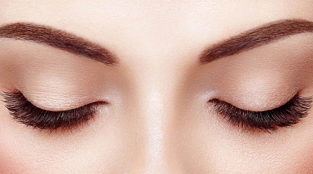 Kör olmaya kadar gidebiliyor! Takma kirpiği böyle takıyorsanız dikkat: Zararları şaşırtıyor