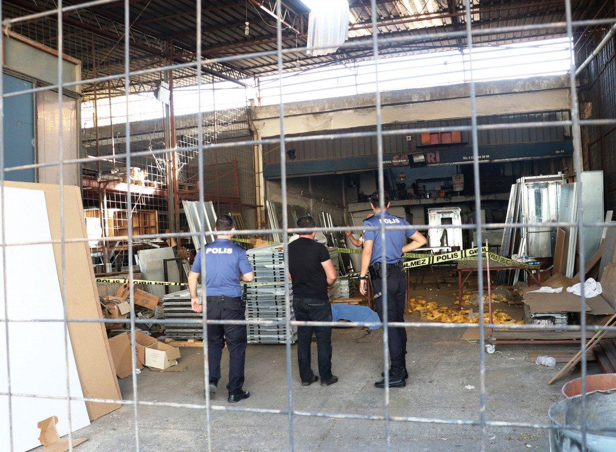 Antalya’da, iş yerine çatıdan girmeye çalışırken düşen şahıs öldü