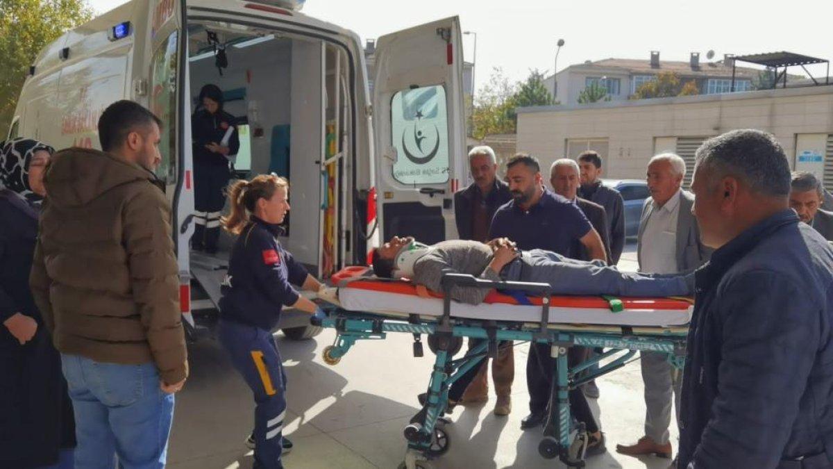 Bursa'da traktör devrildi, 3 kişi yaralandı