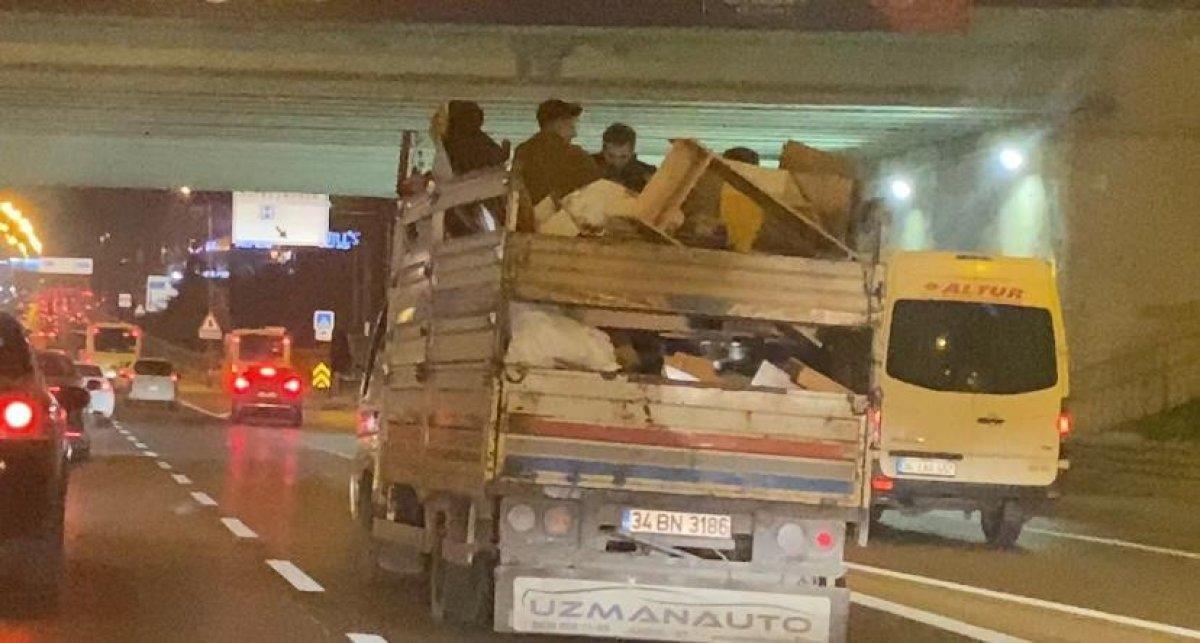 Maltepe'deki kamyonet kasasındaki tehlikeli yolculuk kamerada