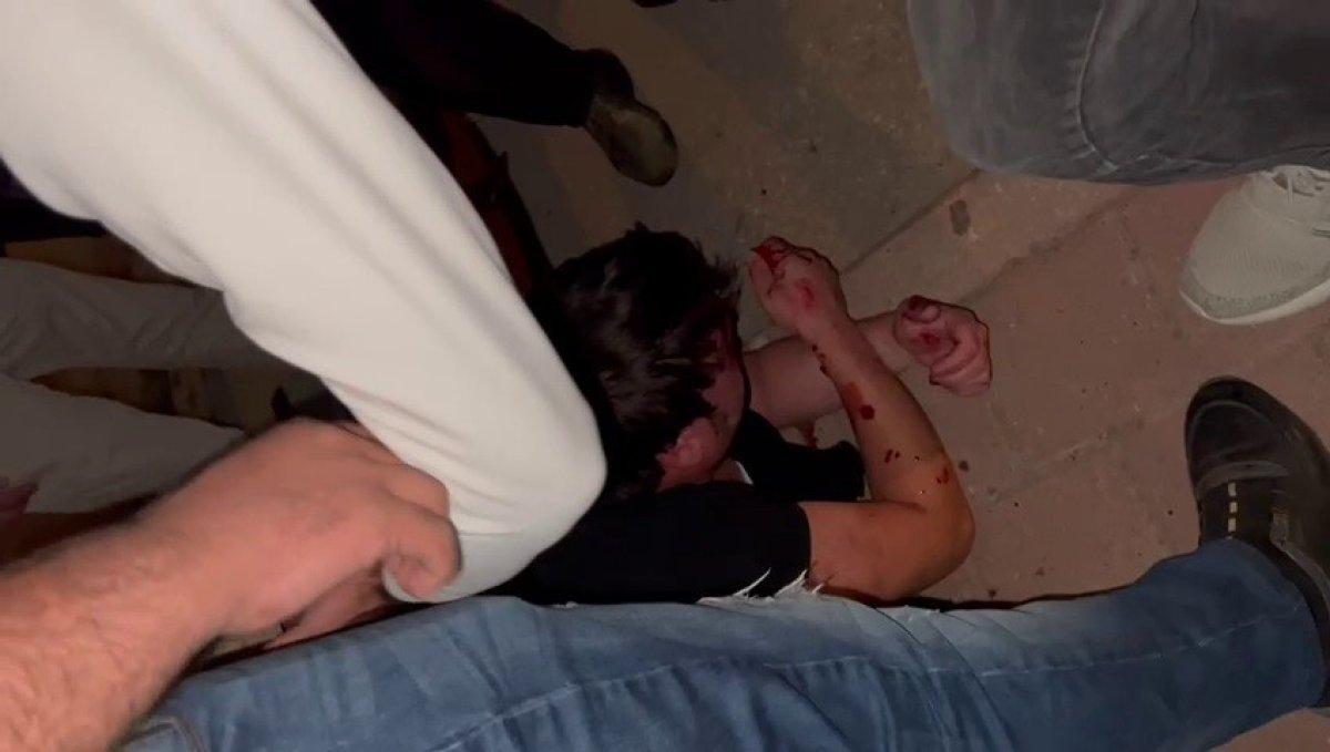 Adana'da tacizciye sokak ortasında öldüresiye darp