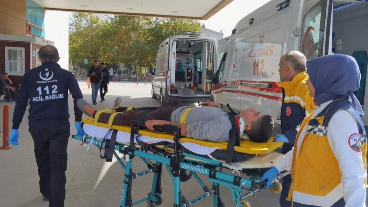 Bursa'da traktör devrildi, 3 kişi yaralandı