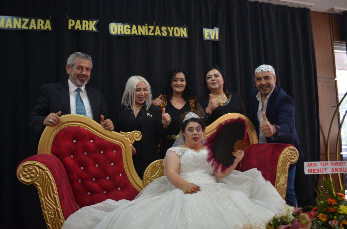 Kahramanmaraş'ta down sendromlu genç kıza damatsız düğün