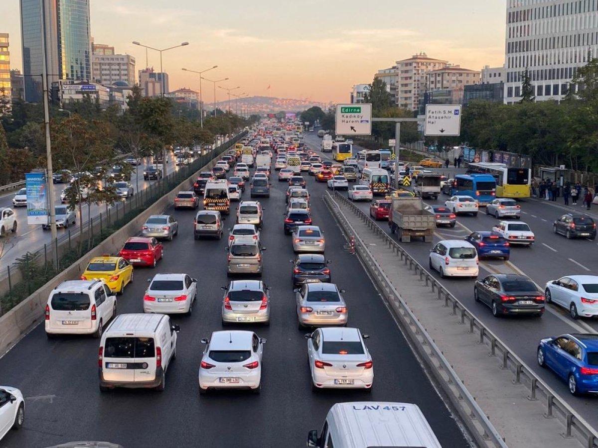 İstanbul'da haftanın ilk günü trafik yüzde 63'e ulaştı