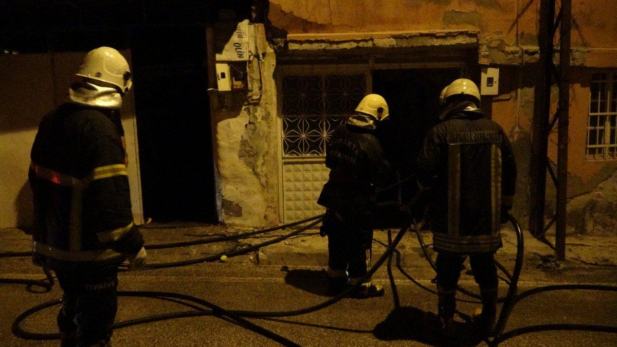 Isparta'da benzinle tutuşturulmak istenen soba evi yaktı