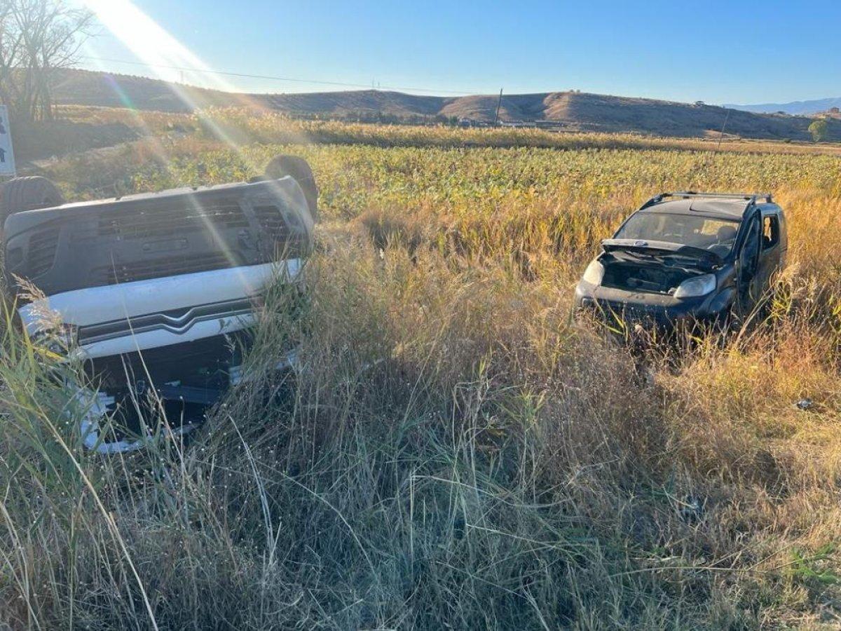 Çorum'da 2 araç tarlaya uçtu, 6 kişi yaralandı