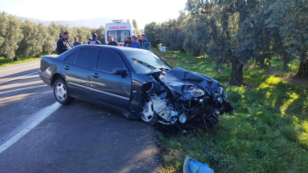 Bursa'da otomobil ilaç tankerine çarptı, 3 kişi yaralandı