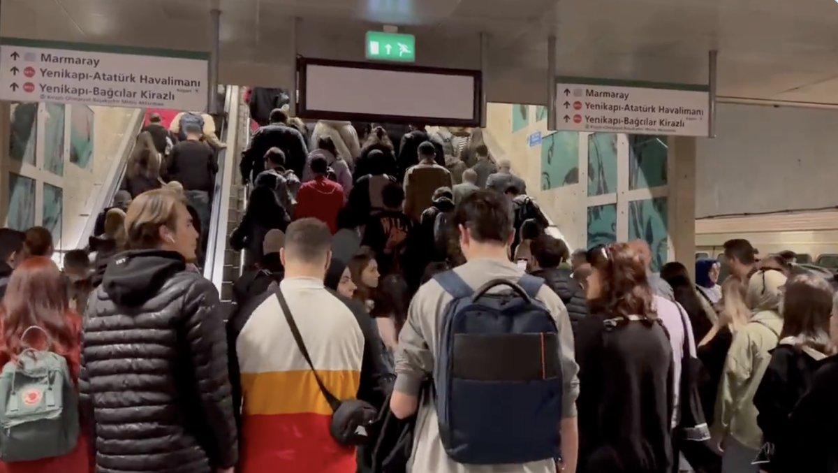 Haliç metro köprüsü üzerinde kablolar yandı, seferler durdu