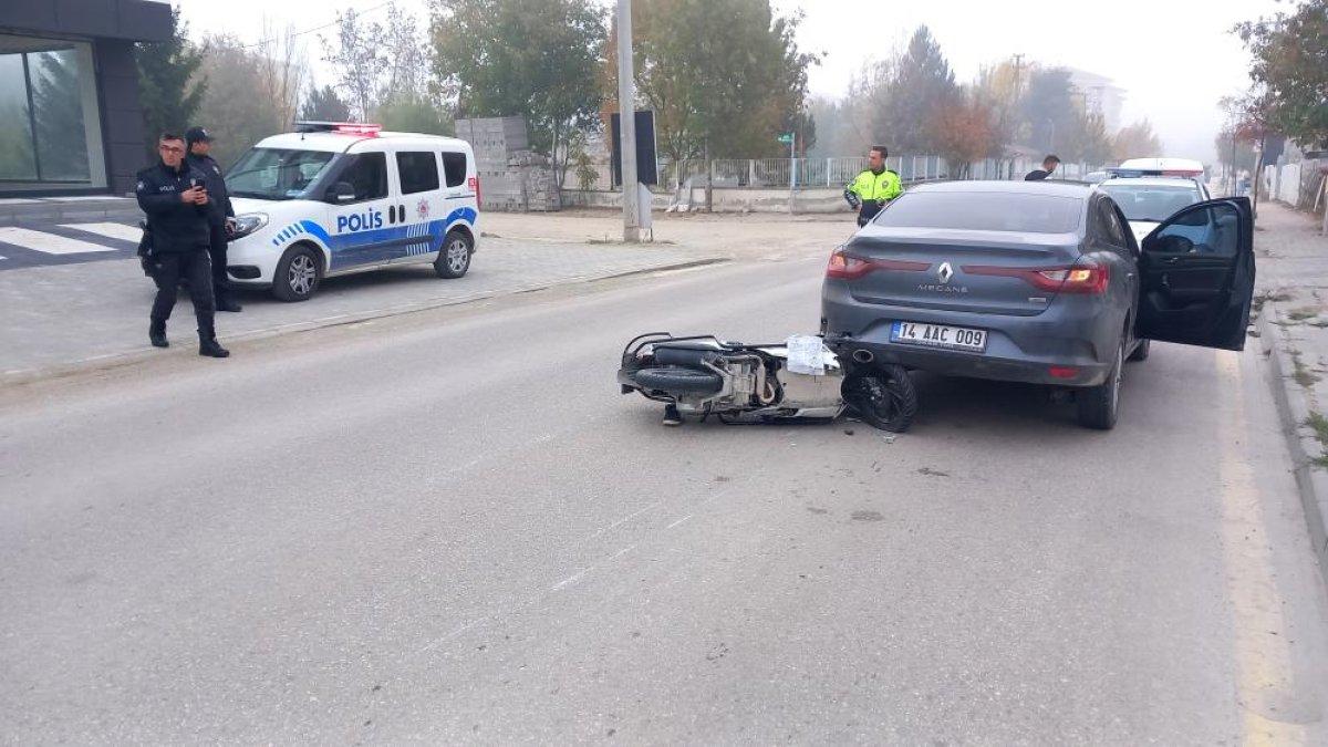 Bolu'da motor sürücüsü otomobile arkadan çarptı