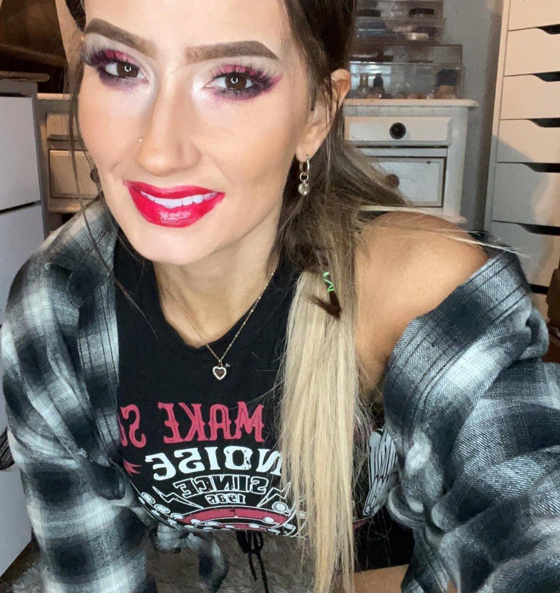 Makyajla kendisini adeta yeniden tasarlayan kadın