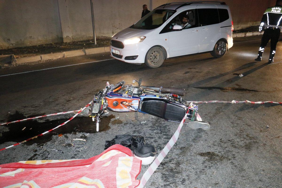 Adana'da motosiklet ile kamyon kaza yaptı: 1 ölü, 1 yaralı