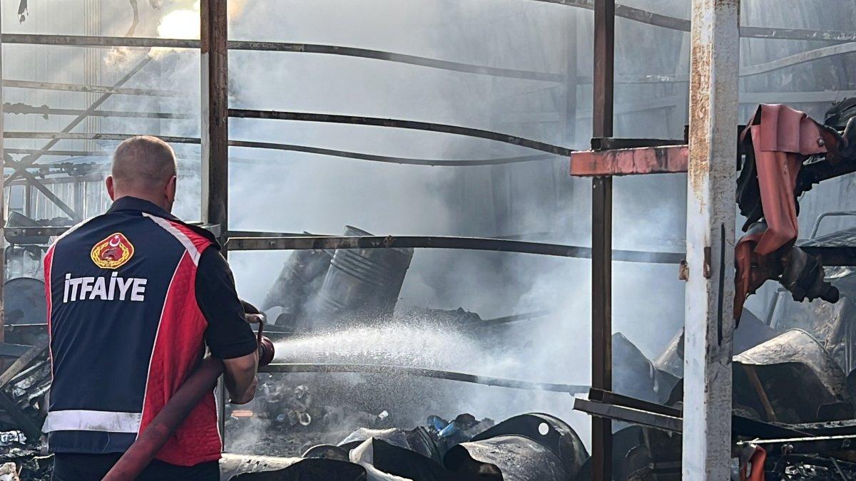 Düzce'de yağ fabrikasında çıkan yangın, yanındaki fabrikaya sıçradı