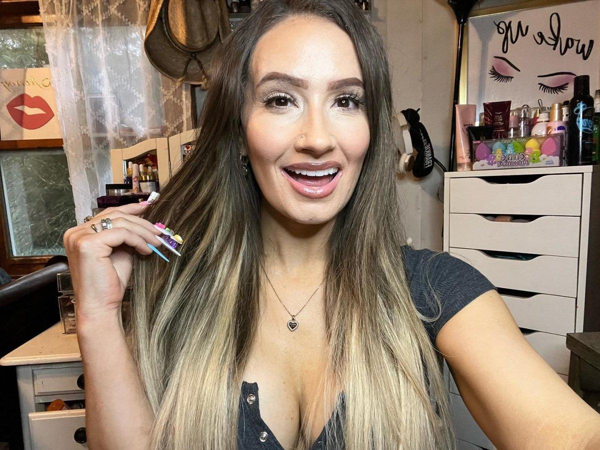 Makyajla kendisini adeta yeniden tasarlayan kadın